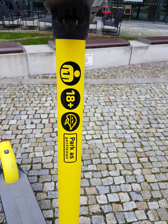 V Praze už jezdí žluté i zelené koloběžky