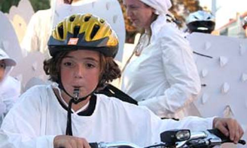 Cyklisté protestovali bez helem Cyklisté protestovali bez helem