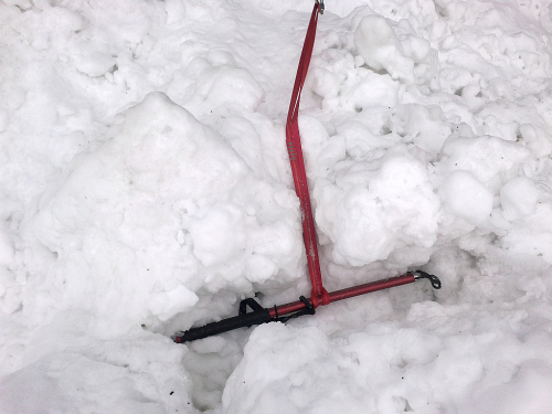 Záchrana z ledovcové trhliny: Jediný pevný bod je cepín zakopaný do sněhu a ledu.
