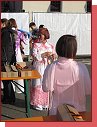 Dresden Marathon 2011. Japonky v kimonech rozdvaj dobhnuvm medaile. 