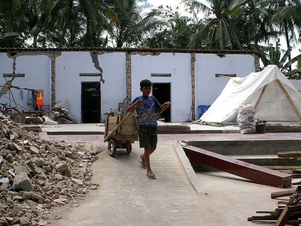 Indonsie, Jva, vesnice Pacing po zemtesen