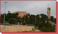 Jerusalem Marathon 2011. Tudy se tak pob. Hora Skopus s v Hebrejsk univerzity. Na sloupu vlaje vlajka mezinrodnho maratonu. 