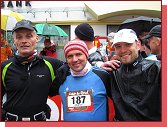 Kaiser Marathon 2011. Bylo ns pt. ech na tomto maratonu. Na fotce ti z nejtvrdch. Petr, Olda, Jirka (zleva doprava) absolvovali vechny ti zvody. 