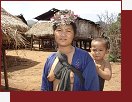 Laos, ena s dttem kmene Akha