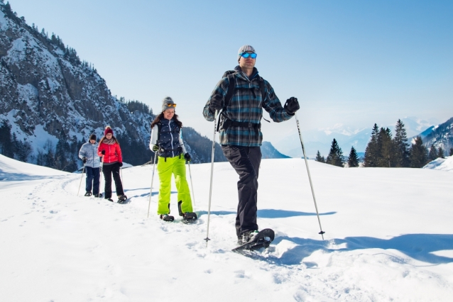 Putování na sněžnicích po tyrolských horách v Kaiserwinkl