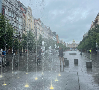 Podsvícená fontána na Václavském náměstí v Praze