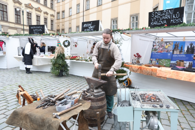 Charitativní vánoční trh na Mariánském náměstí v Praze