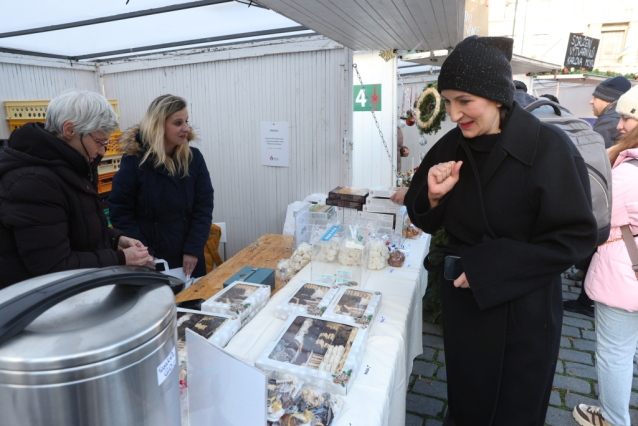 Charitativní vánoční trh na Mariánském náměstí v Praze