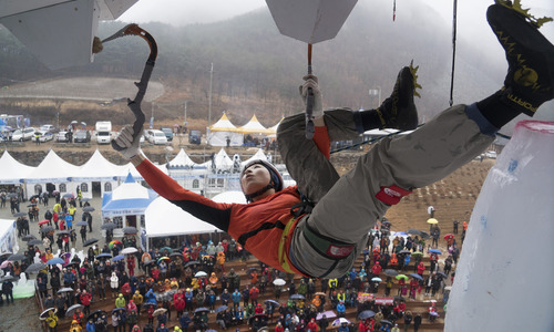 UIAA Ice Climbing World Tour: Adapting to the New Normal UIAA Ice Climbing World Tour: Adapting to the New Normal