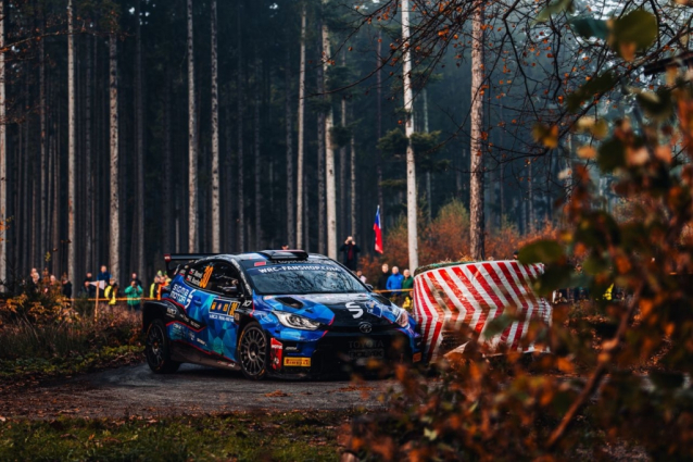 Středoevropská rallye: zrádný asfalt v Praze a na Šumavě