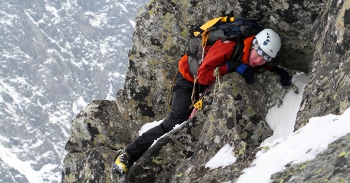 Vysoké Tatry, Dračí hřeben, známé křížení kolmého a vodorovného komínku II-III.