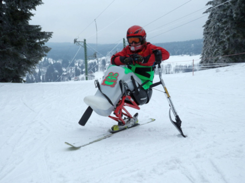 Když se chce, všechno jde. I lyžovat na vozíku.