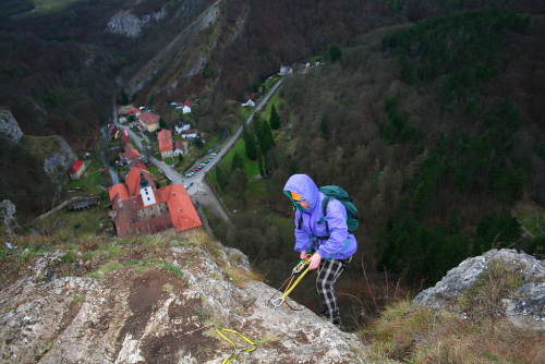 Slanění ve Svatém Janu pod Skalou je impozantní. Slaňuje se od kříže vysoko nad údolím ke klášteru. Svatý Jan pod Skalou.