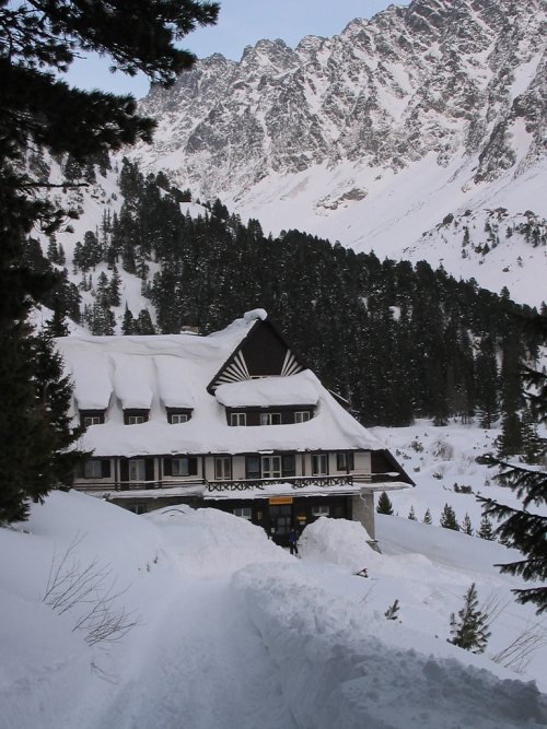 Horský hotel Popradské pleso a nad ním se vypíná severní stěna Tupé.