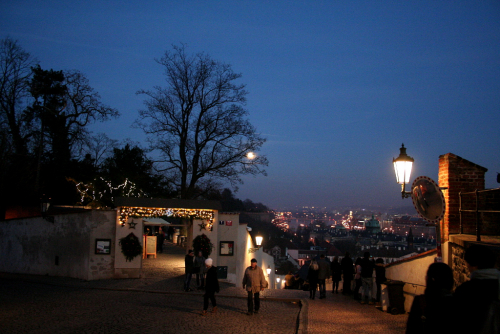 Měsíc svítí na Opyš u Hradu v Praze.
