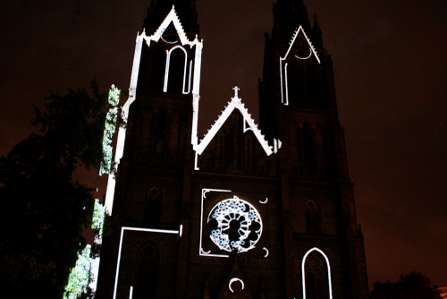 Point Line Surface Solid od Daniela Rossy. Kostel svaté Ludmily na Náměstí Míru v Praze. Signal Festival / Prague Festival of Lights 2016.