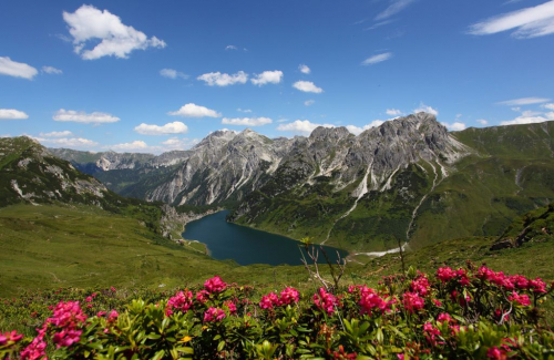 Horské jezero Tappenkarsee v Grossarltal. Grossarltal.