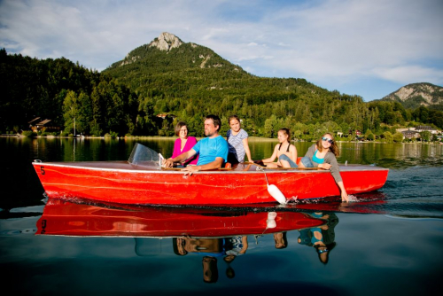 Motorový člun pluje na Fuschlsee. Fuschlsee.