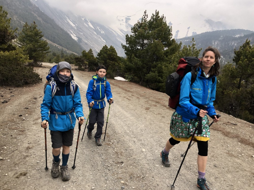 Annapurna Trek. Šlapeme. Nákrčník se ukázal být skvělá věc proti slunci, větru i prachu. Annapurna Trek.