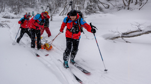 Odvoz mrtvého, kterého zabila lavina ve Velkém Kotli. Jeseníky, Praděd, Velký Kotel.