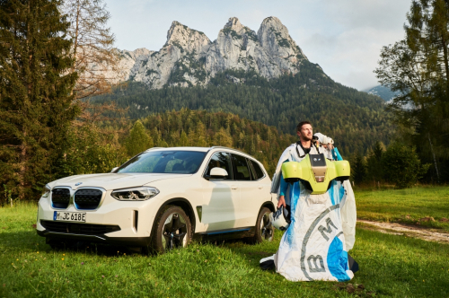 BMW podporuje elektromobilitu na zemi i ve vzduchu. Wingsuit BMW.