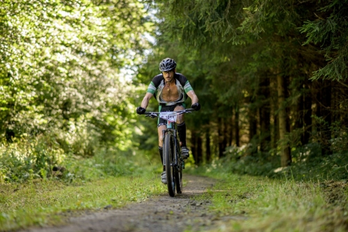 Valachy Man. Závodníci startují intervalově a cyklisté tedy mají pro sebe na trati dost místa. Valachy Man.