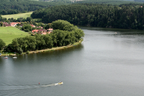 Županovice, skály a řeka Vltava.