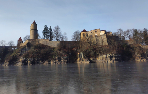 Orlická přehrada. Bruslení na zamrzlé Vltavě a Otavě.