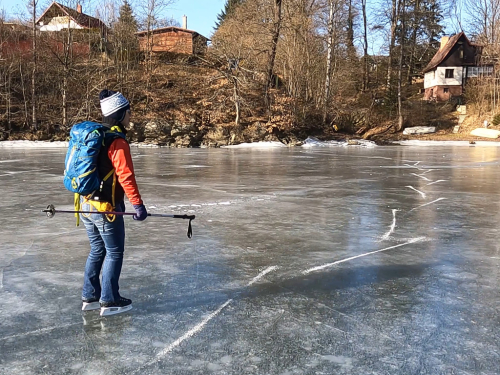 Vodní nádrž Sedlice, Vysočina. Bruslení na přírodním ledě.