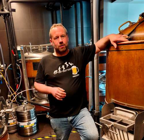 Sládek Miloš Jirásek vaří pivo s názvem WolfGang v minipivovaru Hnanice. Znojmo pivo.