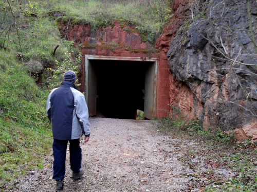 Vstup do Velké Ameriky je většinou zavřený, ale někdy máme štěs Vstup do Velké Ameriky je většinou zavřený, ale někdy máme štěstí a můžeme vejít pohodlně do lomu skrze štolu.